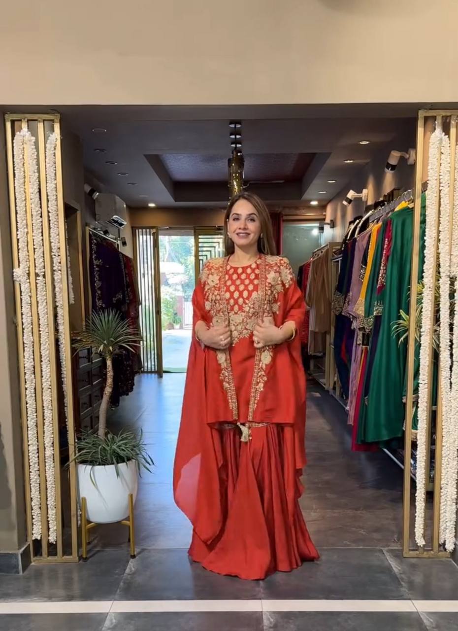 पार्टी वियर में खूबसूरत टॉप-बॉटम और श्रग लुक