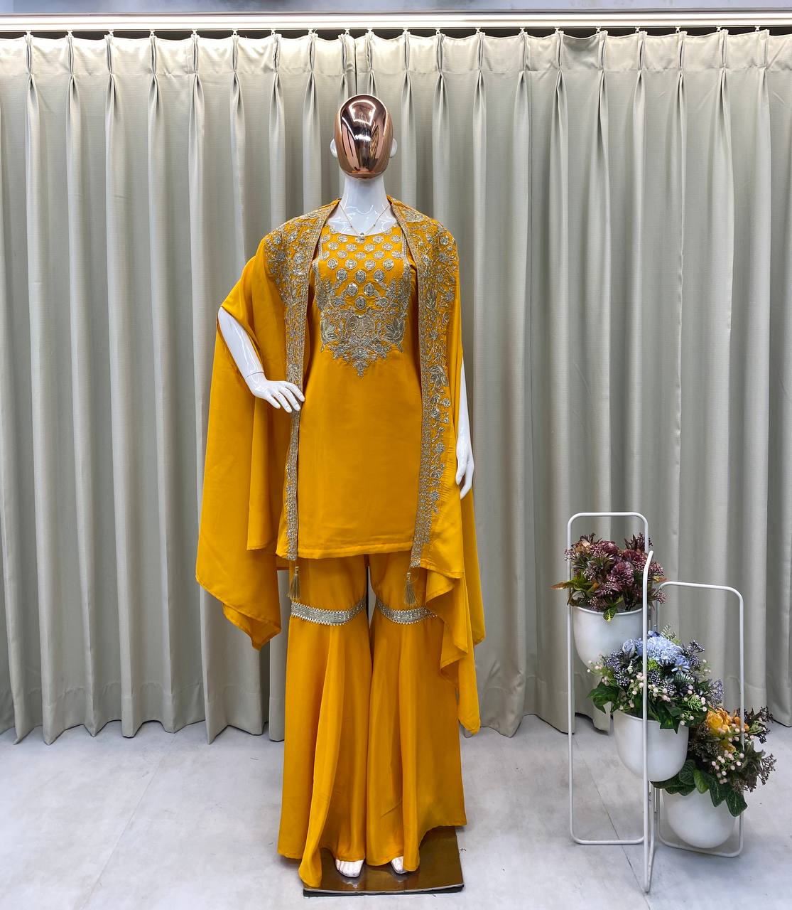 पार्टी वियर में खूबसूरत टॉप-बॉटम और श्रग लुक