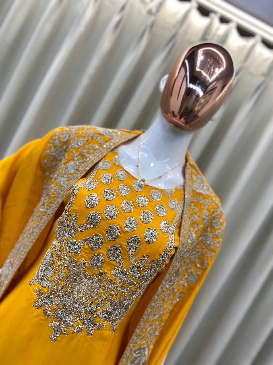 पार्टी वियर में खूबसूरत टॉप-बॉटम और श्रग लुक