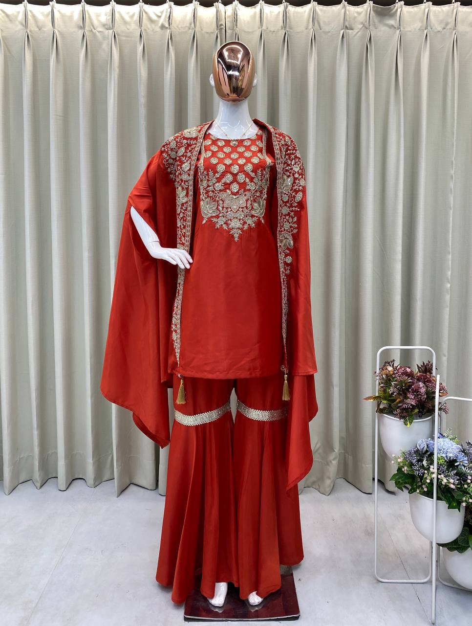 पार्टी वियर में खूबसूरत टॉप-बॉटम और श्रग लुक