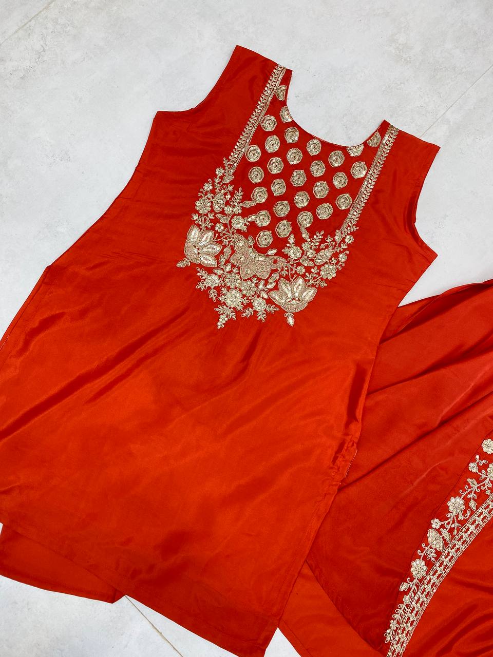 पार्टी वियर में खूबसूरत टॉप-बॉटम और श्रग लुक