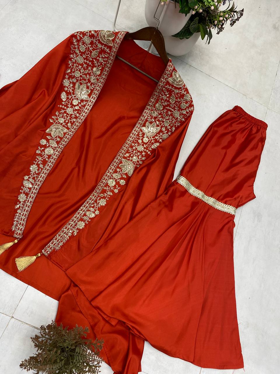 पार्टी वियर में खूबसूरत टॉप-बॉटम और श्रग लुक