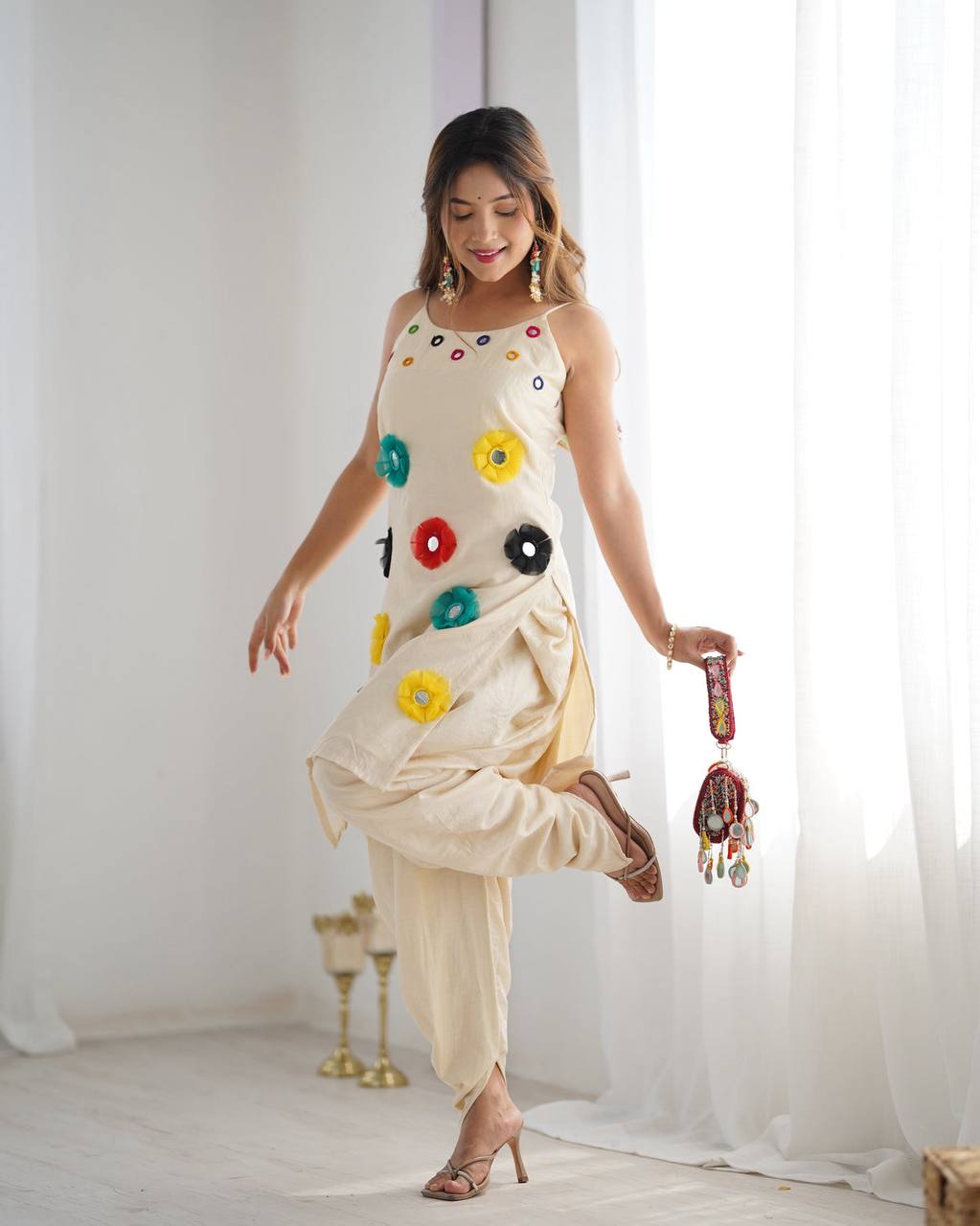 मिरर खतली वर्क के साथ डिज़ाइनर फैंसी लुक टॉप और बॉटम