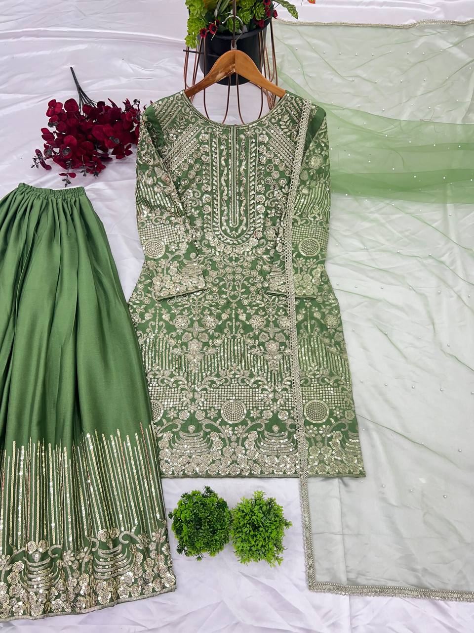 पार्टी वियर लुक टॉप-प्लाज़ो और दुपट्टा हैवी एम्ब्रॉयडरी वर्क के साथ