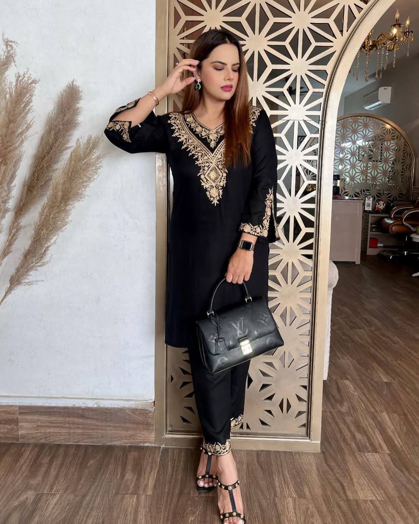 पार्टी वियर लुक: दुपट्टे के साथ टॉप और बॉटम में खूबसूरत दिखें