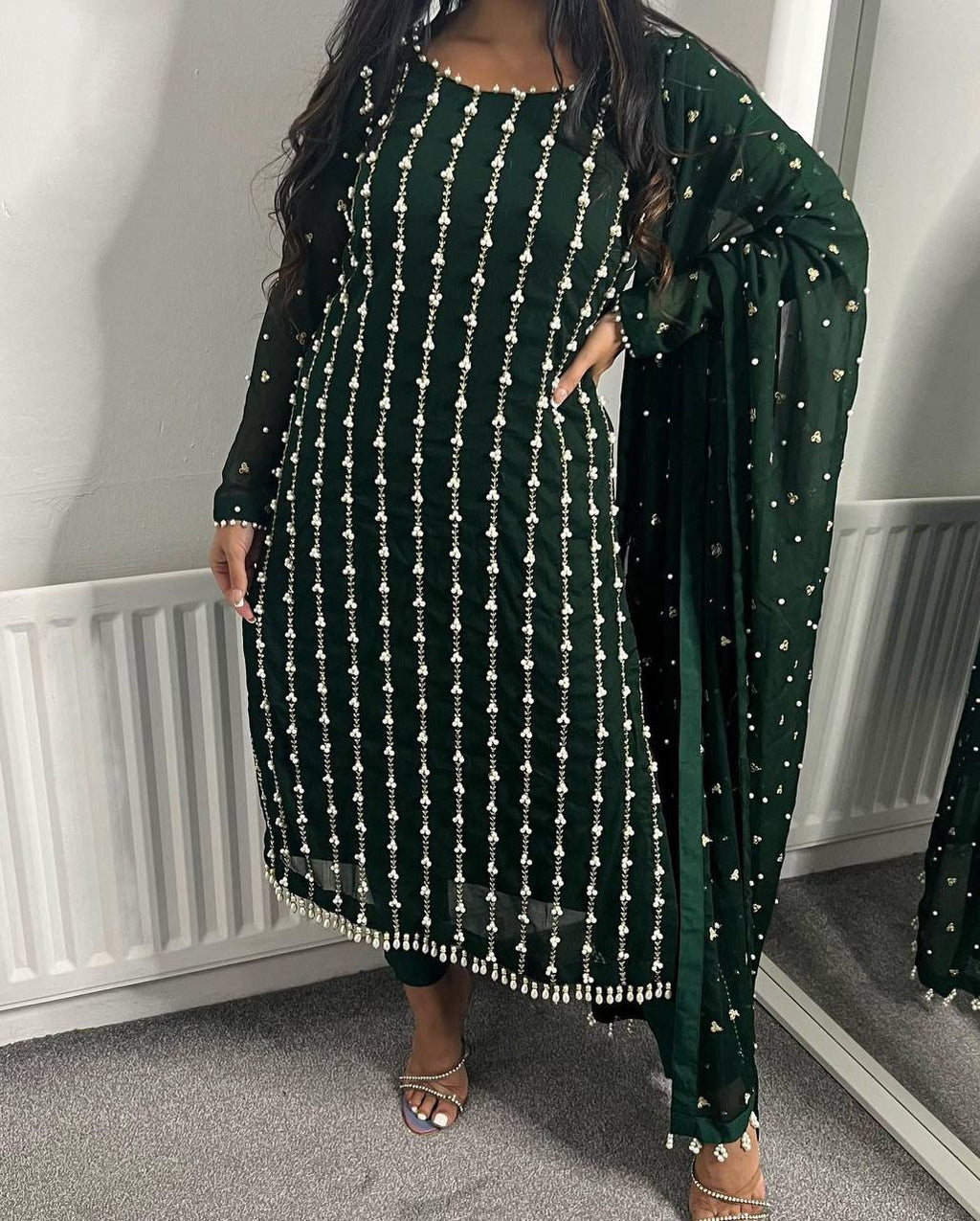 फैंसी लेस बॉर्डर के साथ धागे और कीलक मोती के साथ डिज़ाइनर सूट सेट