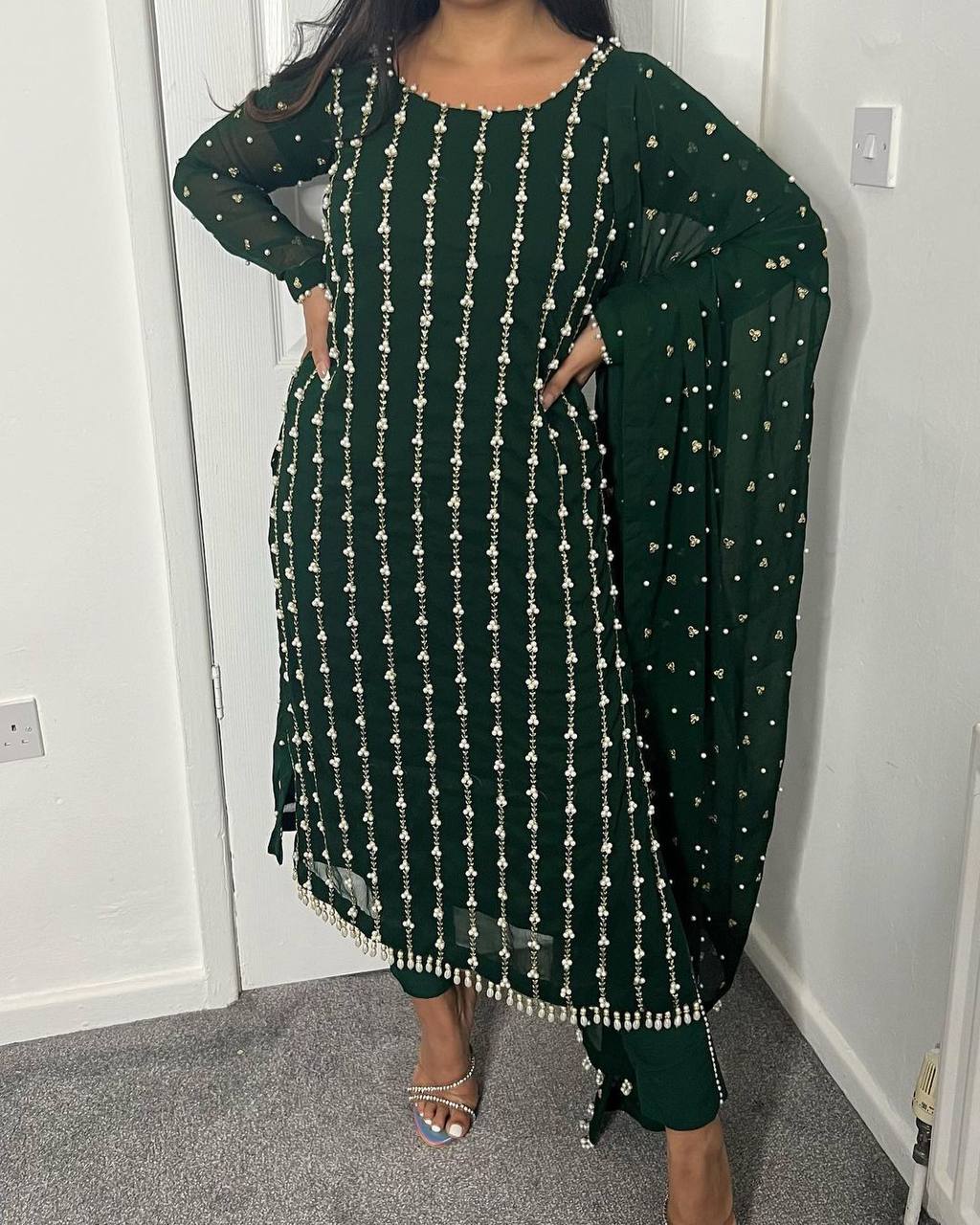 फैंसी लेस बॉर्डर के साथ धागे और कीलक मोती के साथ डिज़ाइनर सूट सेट