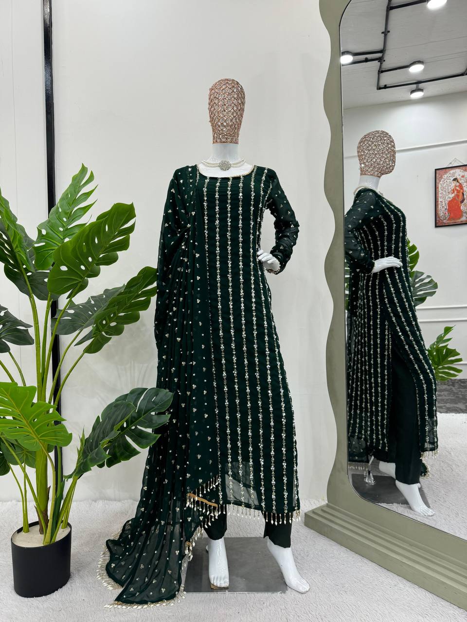 फैंसी लेस बॉर्डर के साथ धागे और कीलक मोती के साथ डिज़ाइनर सूट सेट