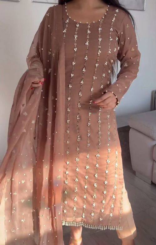 फैंसी लेस बॉर्डर के साथ धागे और कीलक मोती के साथ डिज़ाइनर सूट सेट