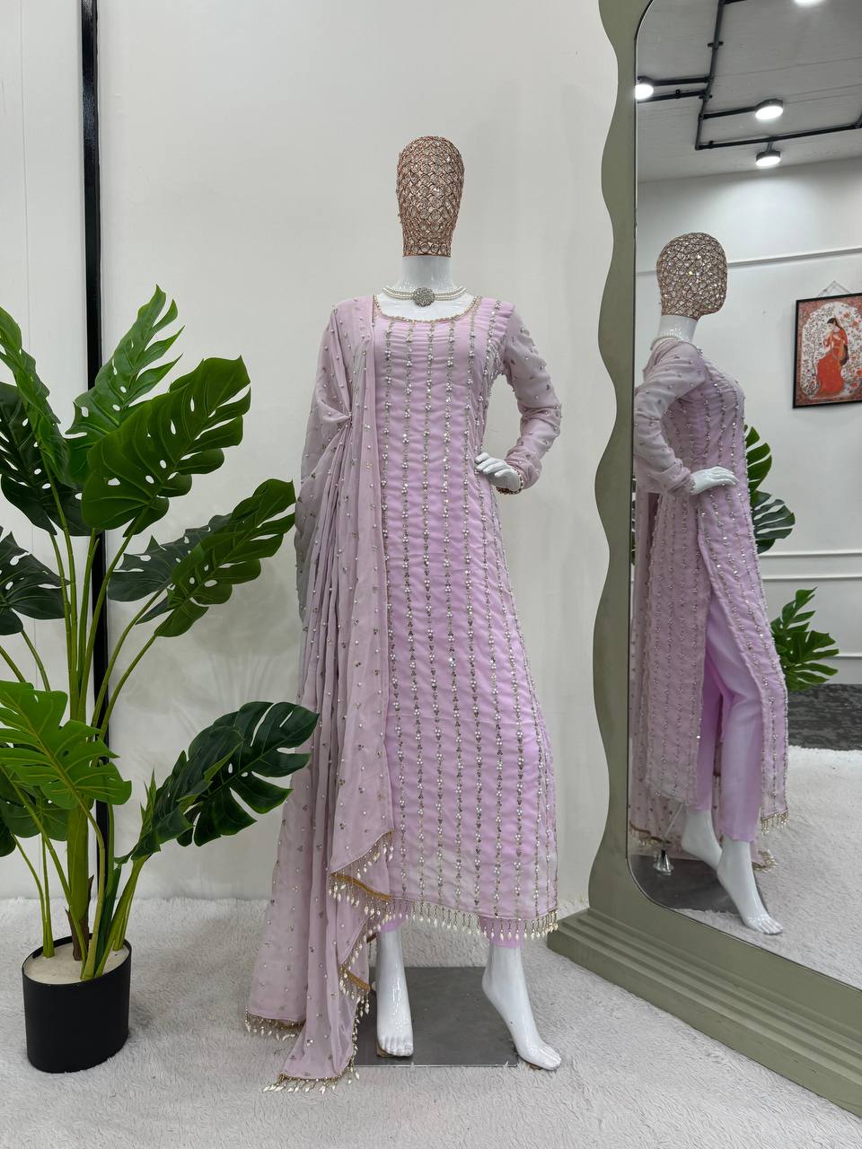 फैंसी लेस बॉर्डर के साथ धागे और कीलक मोती के साथ डिज़ाइनर सूट सेट