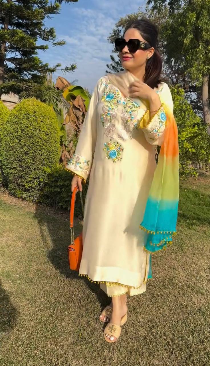 डिज़ाइनर टॉप-बॉटम और दुपट्टा, भारी कढ़ाई वाले सीक्वेंस वर्क के साथ