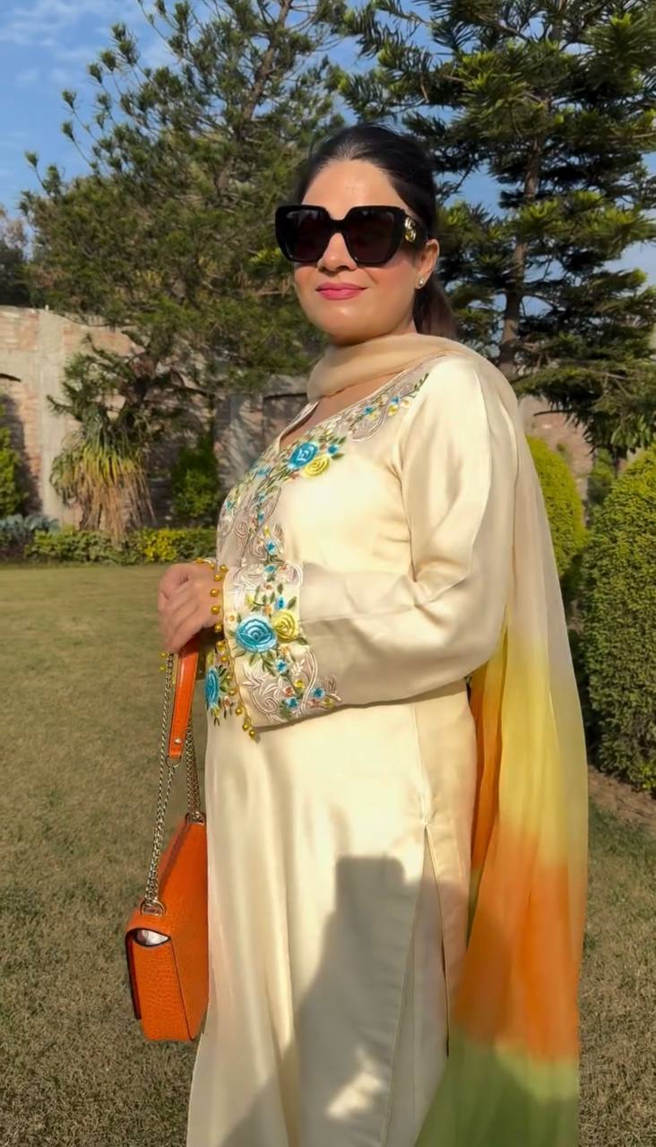 डिज़ाइनर टॉप-बॉटम और दुपट्टा, भारी कढ़ाई वाले सीक्वेंस वर्क के साथ