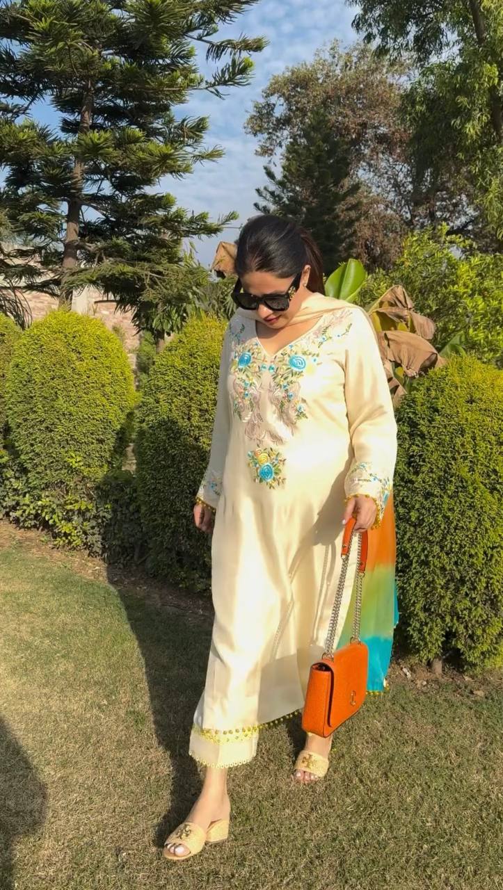 डिज़ाइनर टॉप-बॉटम और दुपट्टा, भारी कढ़ाई वाले सीक्वेंस वर्क के साथ