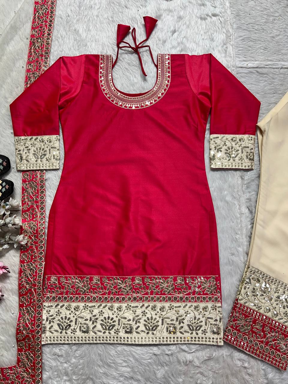 कढ़ाई कोडिंग अनुक्रम कार्य के साथ पार्टी वियर सूट सेट