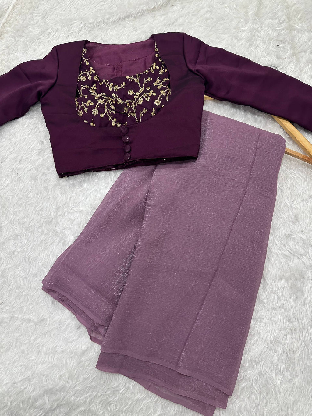 पार्टी वियर लुक साड़ी और ब्लाउज़ सीक्विन और डोरी वर्क के साथ