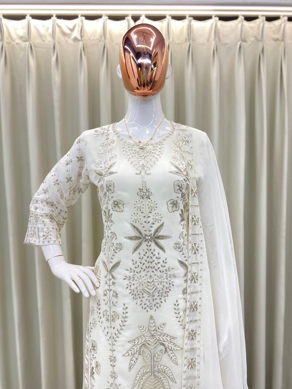 पार्टी वियर लुक: दुपट्टे के साथ टॉप और बॉटम में खूबसूरत दिखें