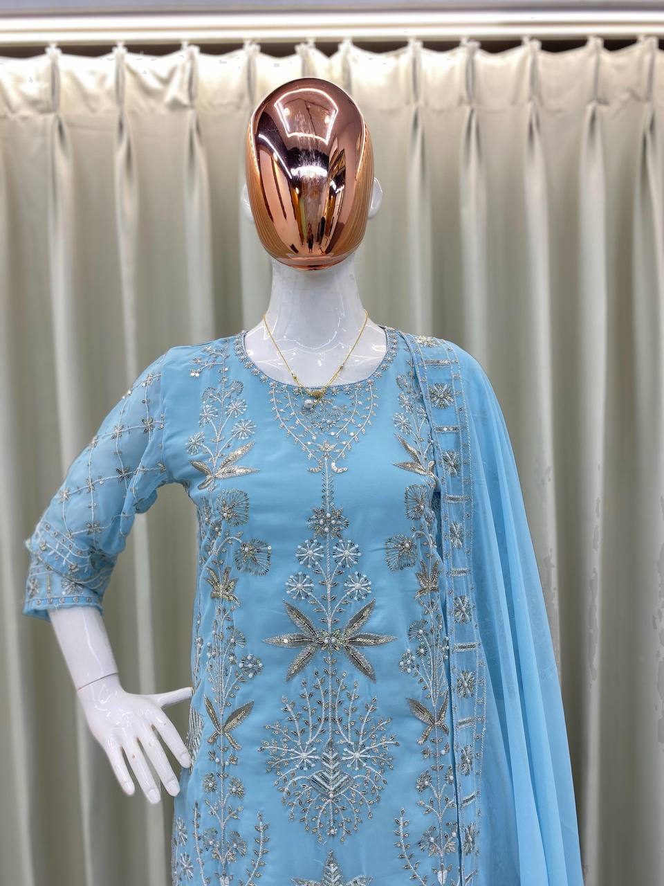 पार्टी वियर लुक: दुपट्टे के साथ टॉप और बॉटम में खूबसूरत दिखें