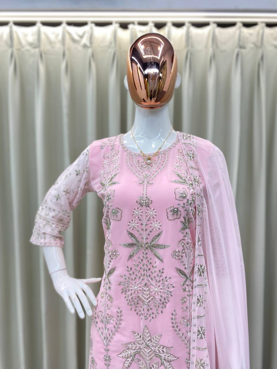 पार्टी वियर लुक: दुपट्टे के साथ टॉप और बॉटम में खूबसूरत दिखें