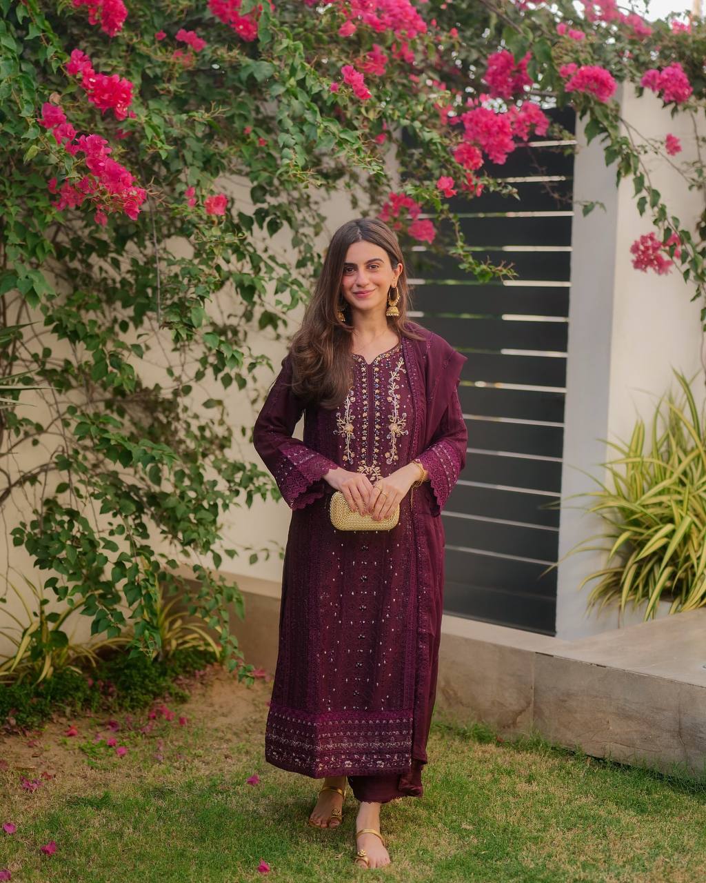 पार्टी वियर लुक: दुपट्टे के साथ टॉप और बॉटम में खूबसूरत दिखें