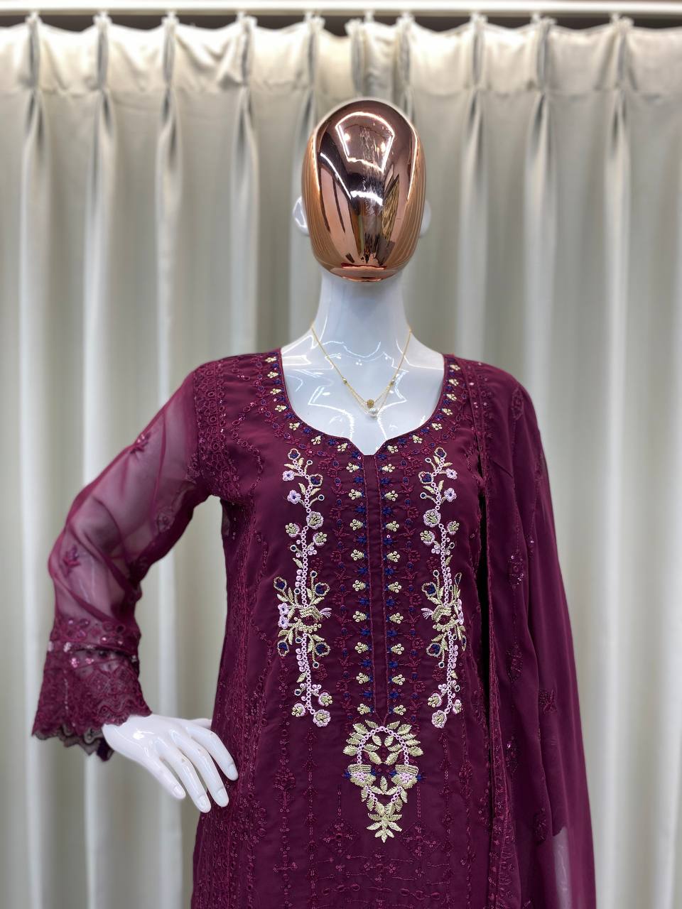 पार्टी वियर लुक: दुपट्टे के साथ टॉप और बॉटम में खूबसूरत दिखें