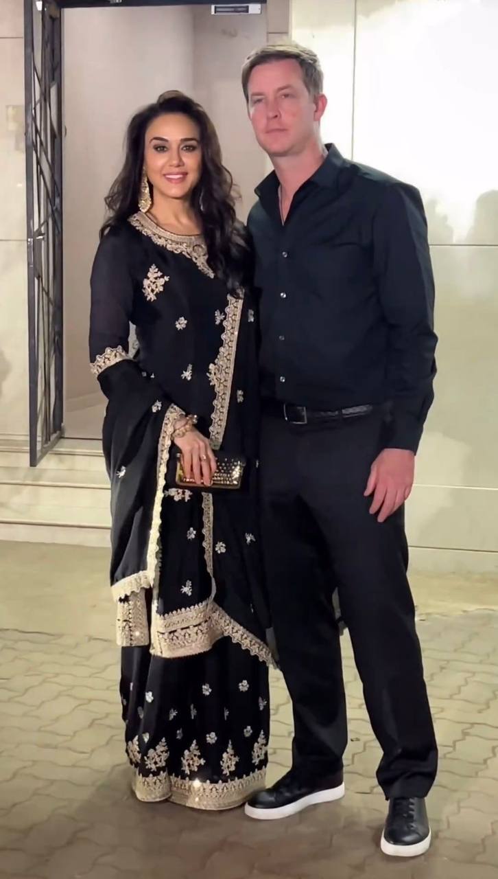 पार्टी वियर लुक सूट सेट थ्रेड और सीक्वेंस वर्क के साथ