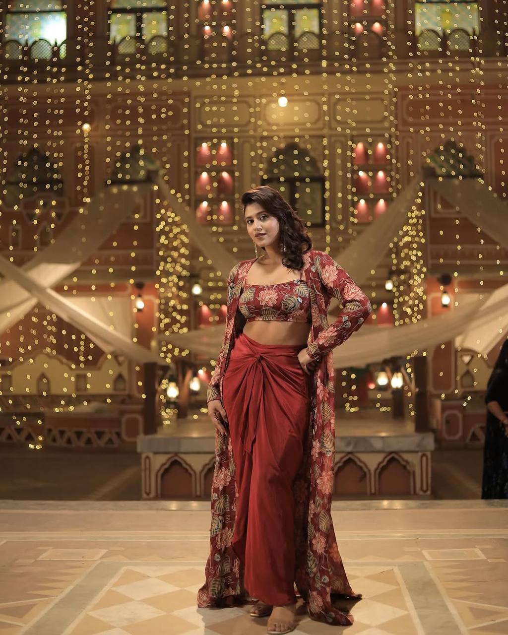 पार्टी वियर लुक खूबसूरत स्कर्ट-ब्लाउज और श्रग