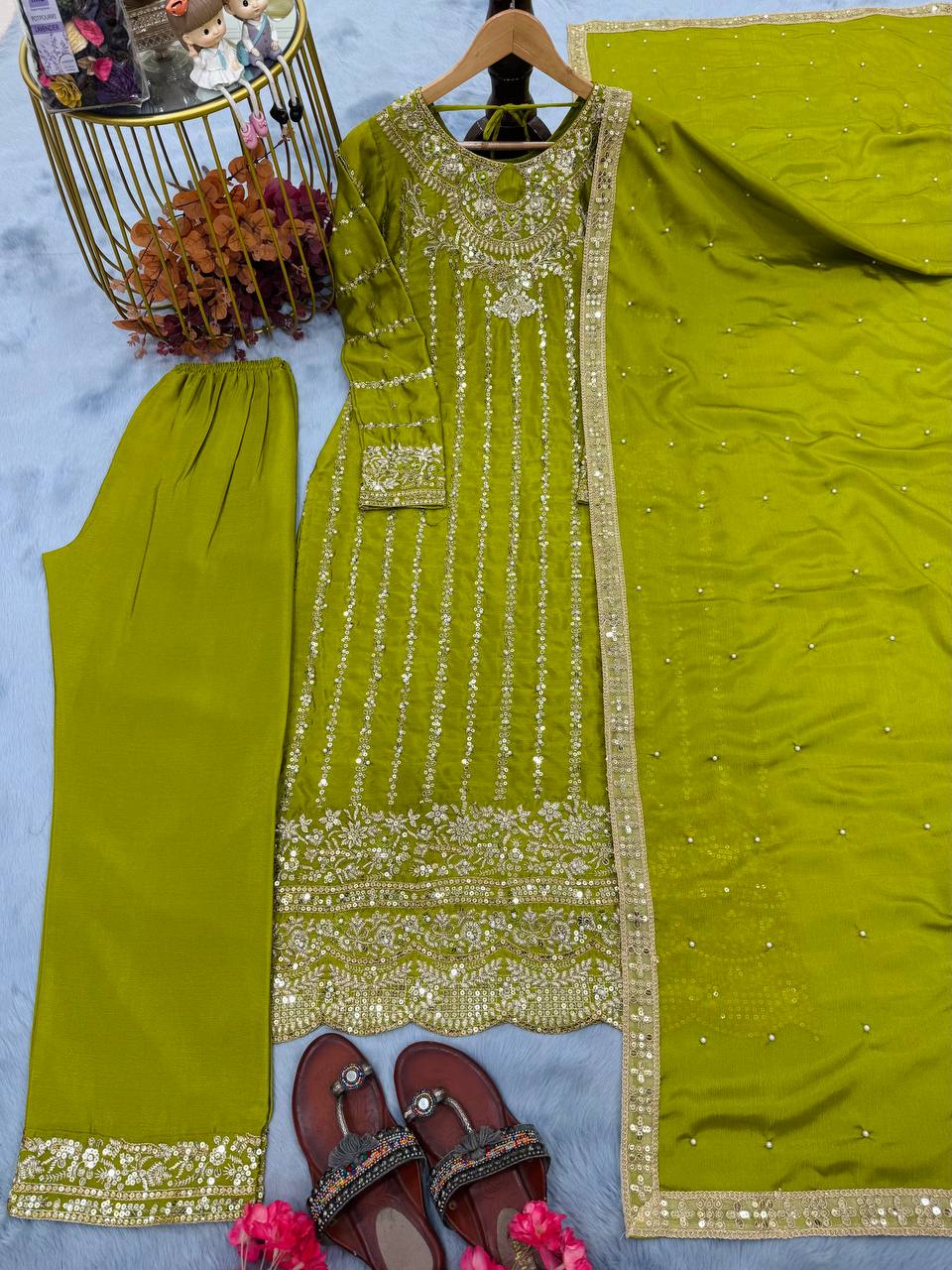 रिवेट मोती वर्क के साथ डिज़ाइनर पार्टी वियर लुक सूट सेट