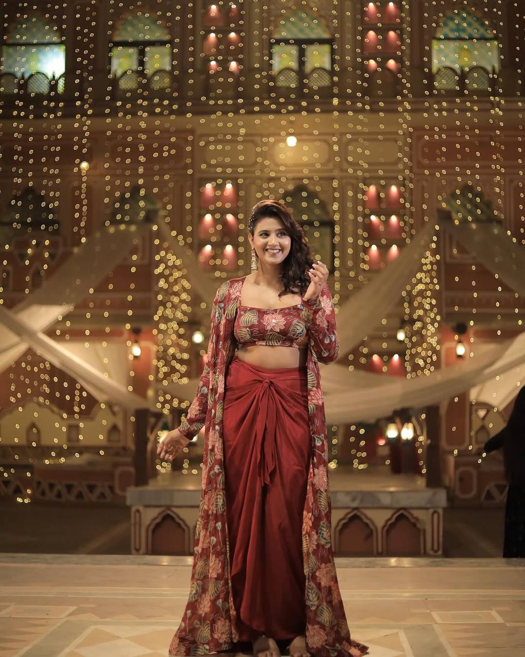 पार्टी वियर लुक खूबसूरत स्कर्ट-ब्लाउज और श्रग