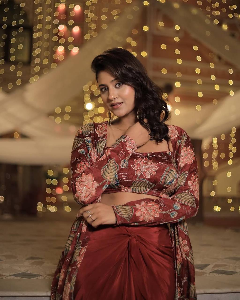 पार्टी वियर लुक खूबसूरत स्कर्ट-ब्लाउज और श्रग