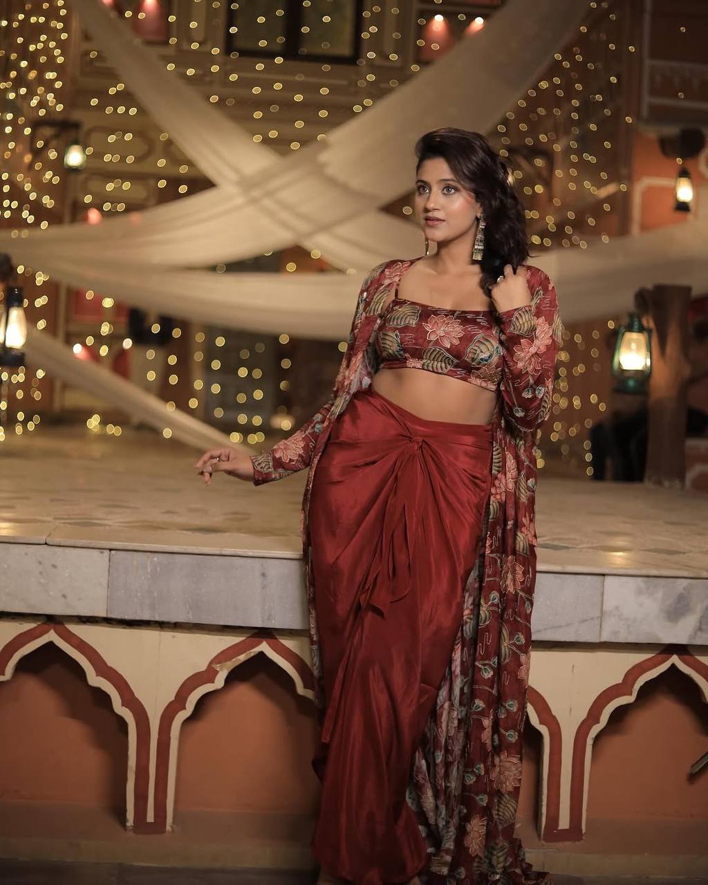 पार्टी वियर लुक खूबसूरत स्कर्ट-ब्लाउज और श्रग