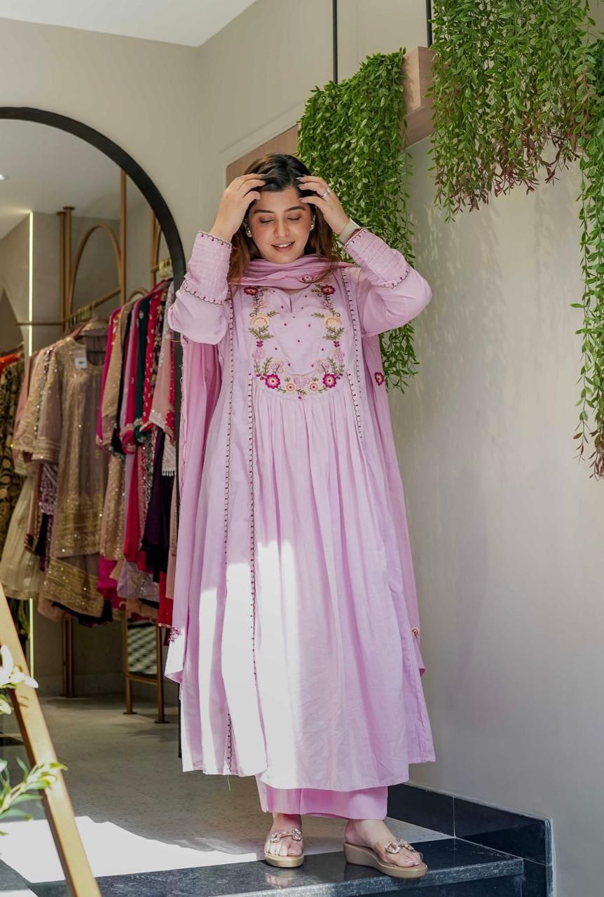 पार्टी वियर लुक: दुपट्टे के साथ टॉप और बॉटम में खूबसूरत दिखें