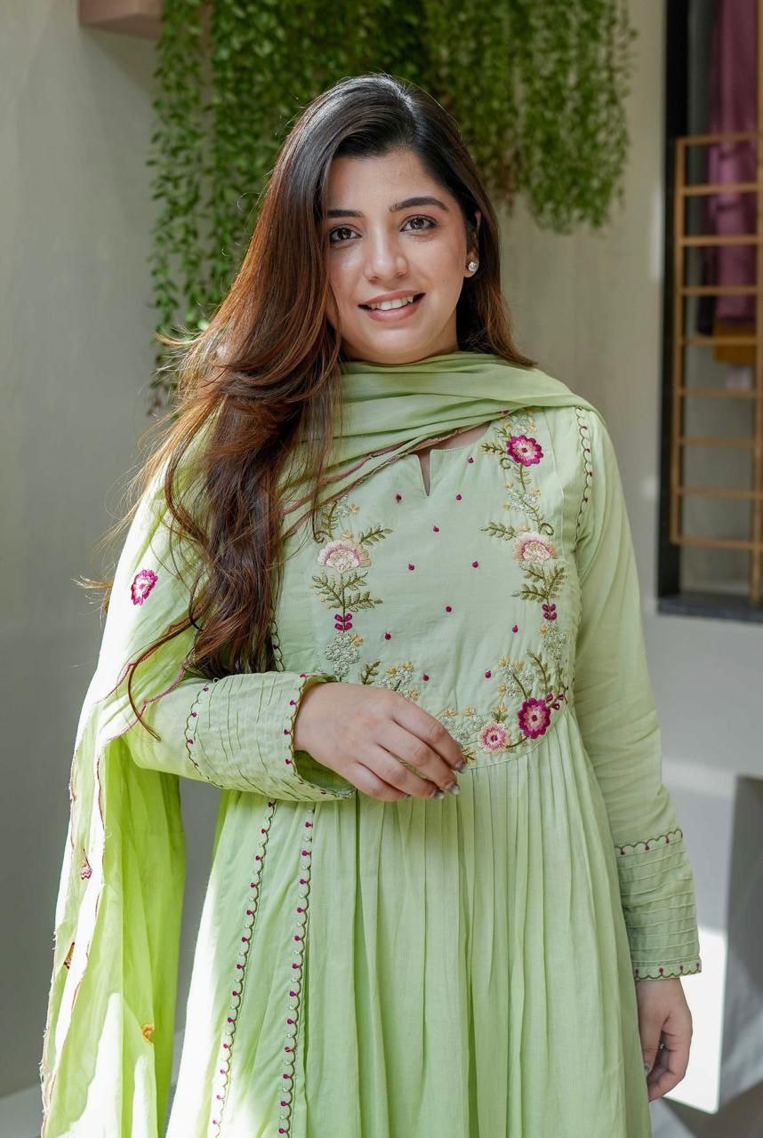 पार्टी वियर लुक: दुपट्टे के साथ टॉप और बॉटम में खूबसूरत दिखें