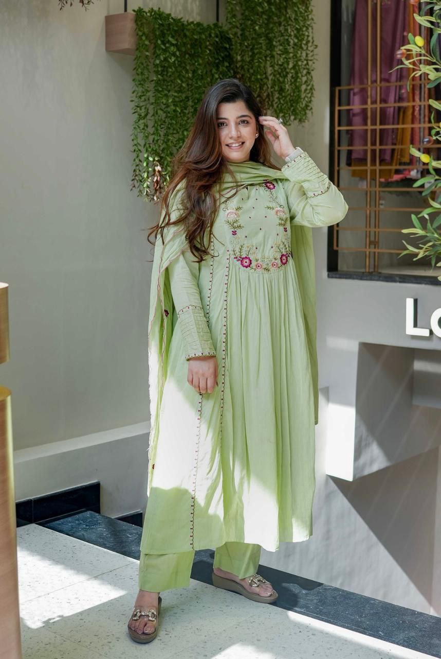 पार्टी वियर लुक: दुपट्टे के साथ टॉप और बॉटम में खूबसूरत दिखें