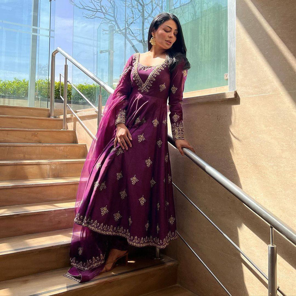 पार्टी वियर लुक डिज़ाइनर गाउन और दुपट्टा