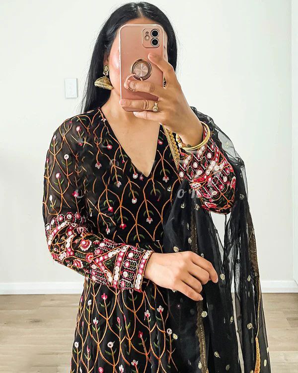 पार्टी वियर टॉप और बॉटम दुपट्टे के साथ थ्रेड और सीक्वेंस वर्क के साथ