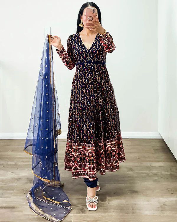 पार्टी वियर टॉप और बॉटम दुपट्टे के साथ थ्रेड और सीक्वेंस वर्क के साथ