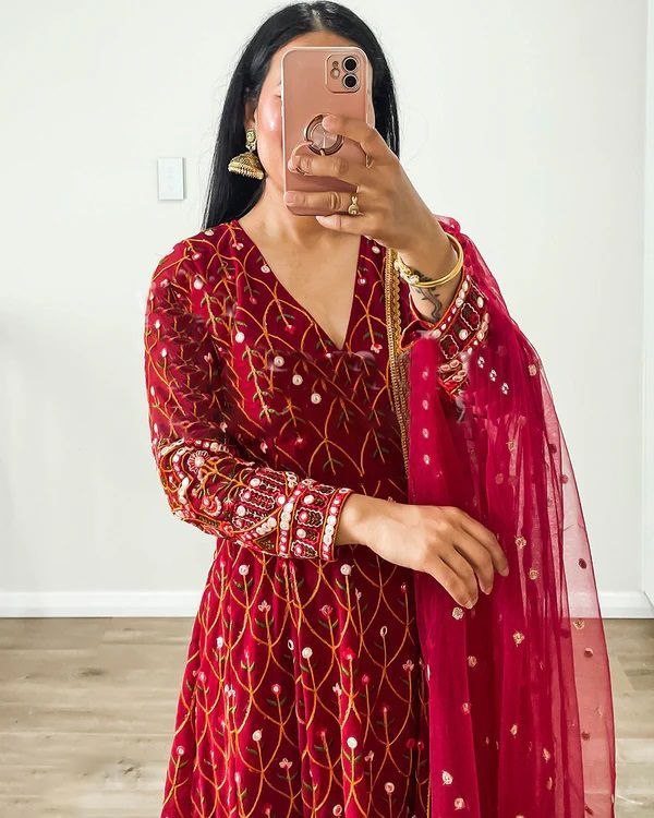 पार्टी वियर टॉप और बॉटम दुपट्टे के साथ थ्रेड और सीक्वेंस वर्क के साथ