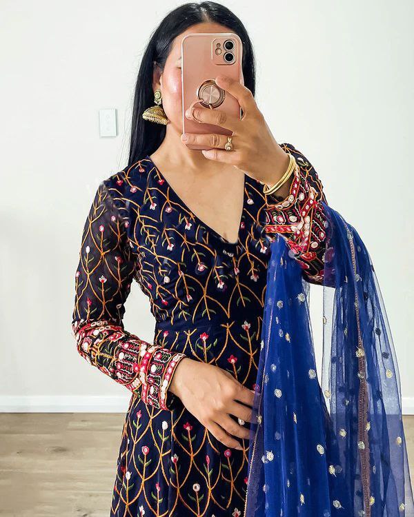 पार्टी वियर टॉप और बॉटम दुपट्टे के साथ थ्रेड और सीक्वेंस वर्क के साथ