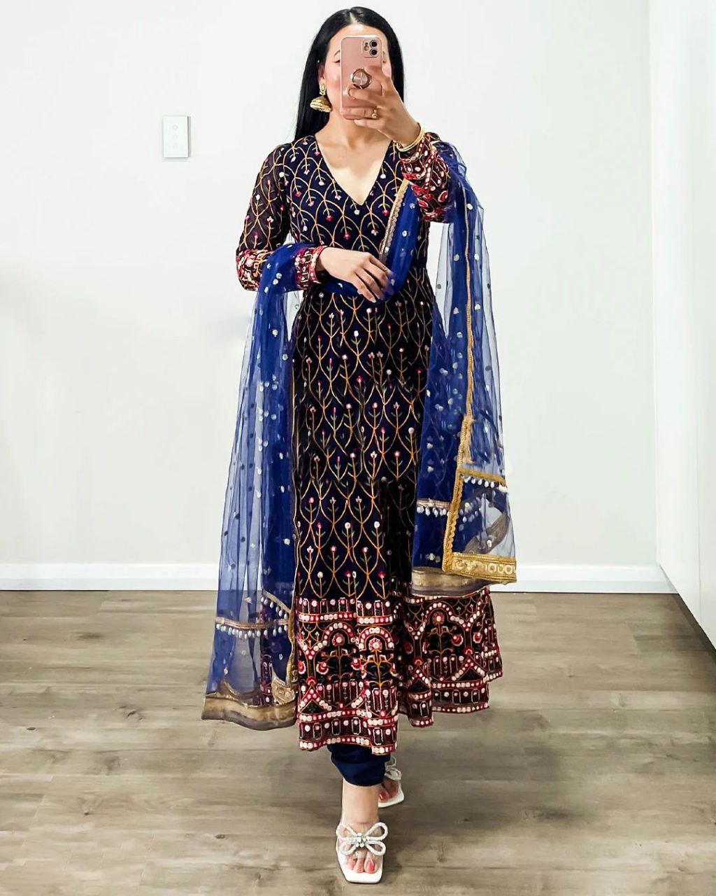 पार्टी वियर टॉप और बॉटम दुपट्टे के साथ थ्रेड और सीक्वेंस वर्क के साथ