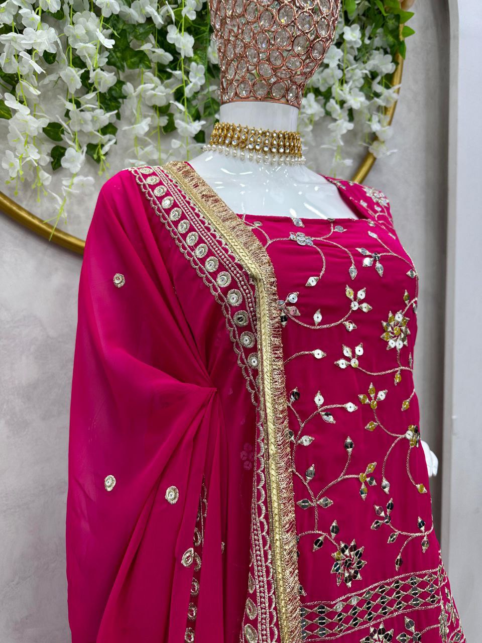 पार्टी वियर सुंदर टॉप-बॉटम और दुपट्टा धागे और सीक्वेंस वर्क के साथ