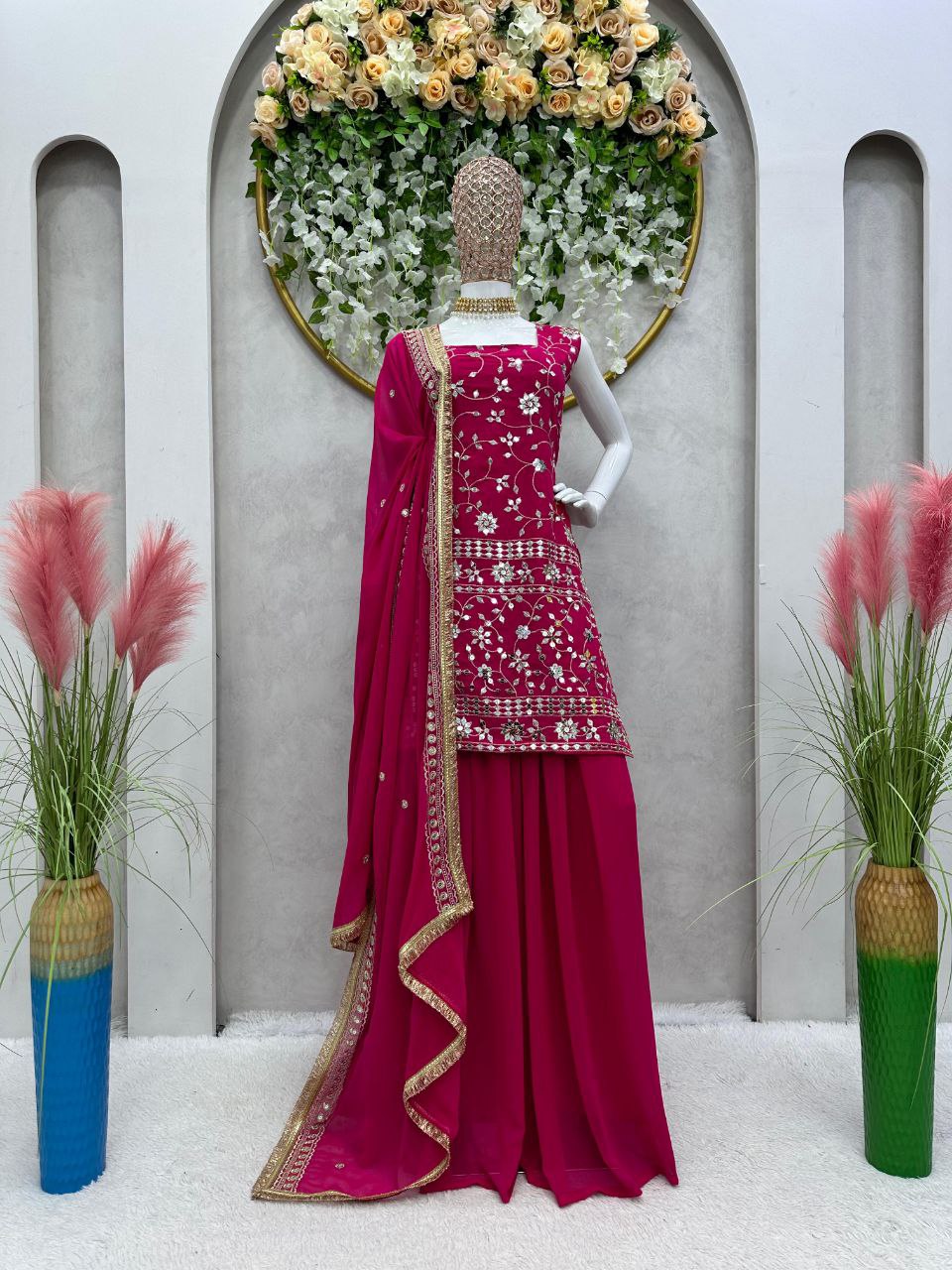 पार्टी वियर सुंदर टॉप-बॉटम और दुपट्टा धागे और सीक्वेंस वर्क के साथ