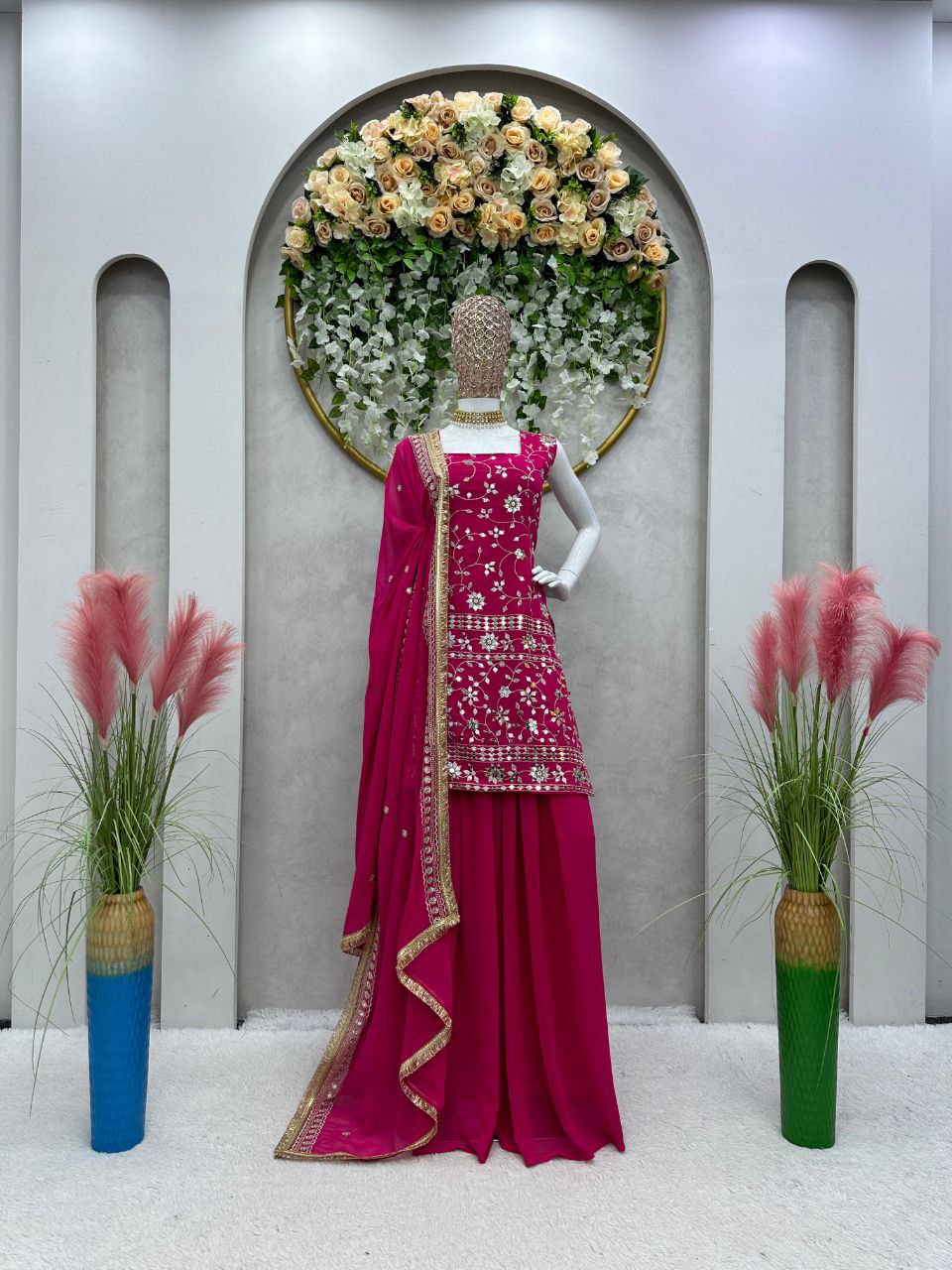 पार्टी वियर सुंदर टॉप-बॉटम और दुपट्टा धागे और सीक्वेंस वर्क के साथ