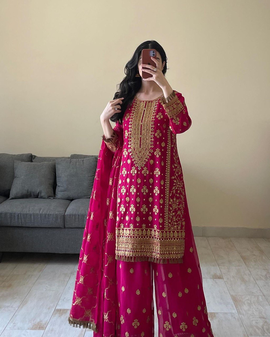 पार्टी वियर डिज़ाइनर सूट सेट थ्रेड और सीक्वेंस वर्क के साथ
