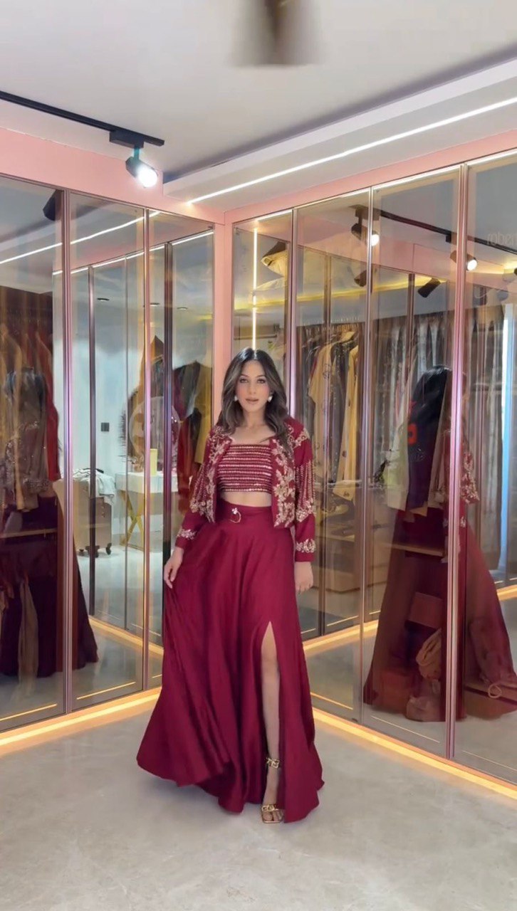 पार्टी वियर लुक डिज़ाइनर लहंगा चोली कोटी के साथ