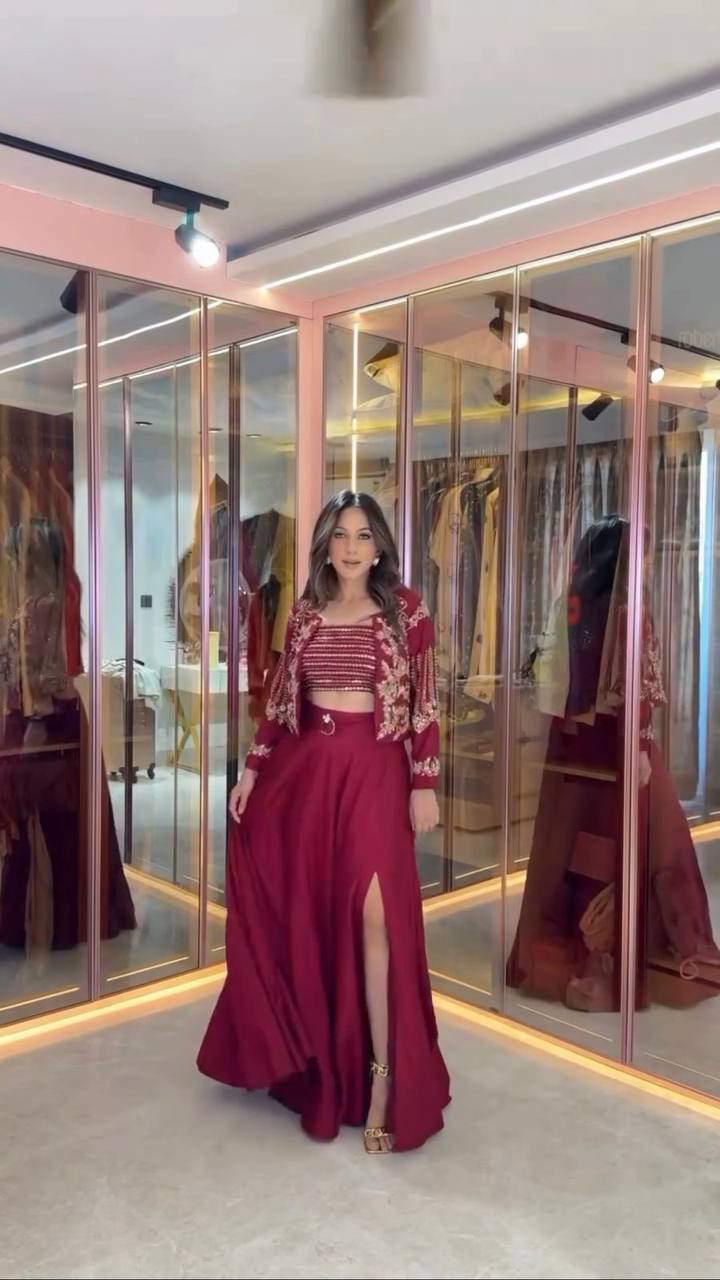 पार्टी वियर लुक डिज़ाइनर लहंगा चोली और कोटी