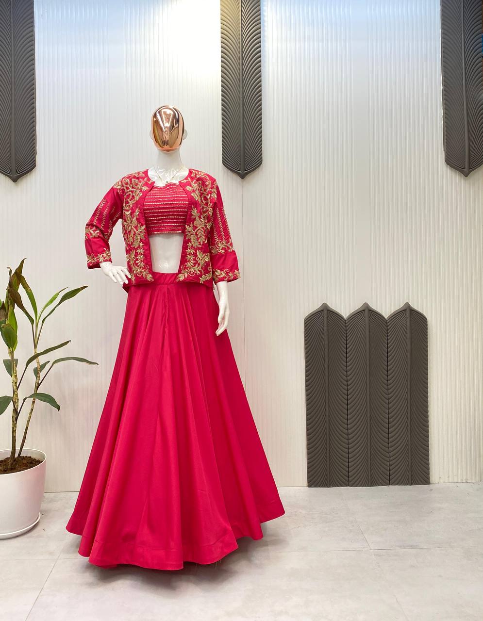 पार्टी वियर लुक डिज़ाइनर लहंगा चोली और कोटी