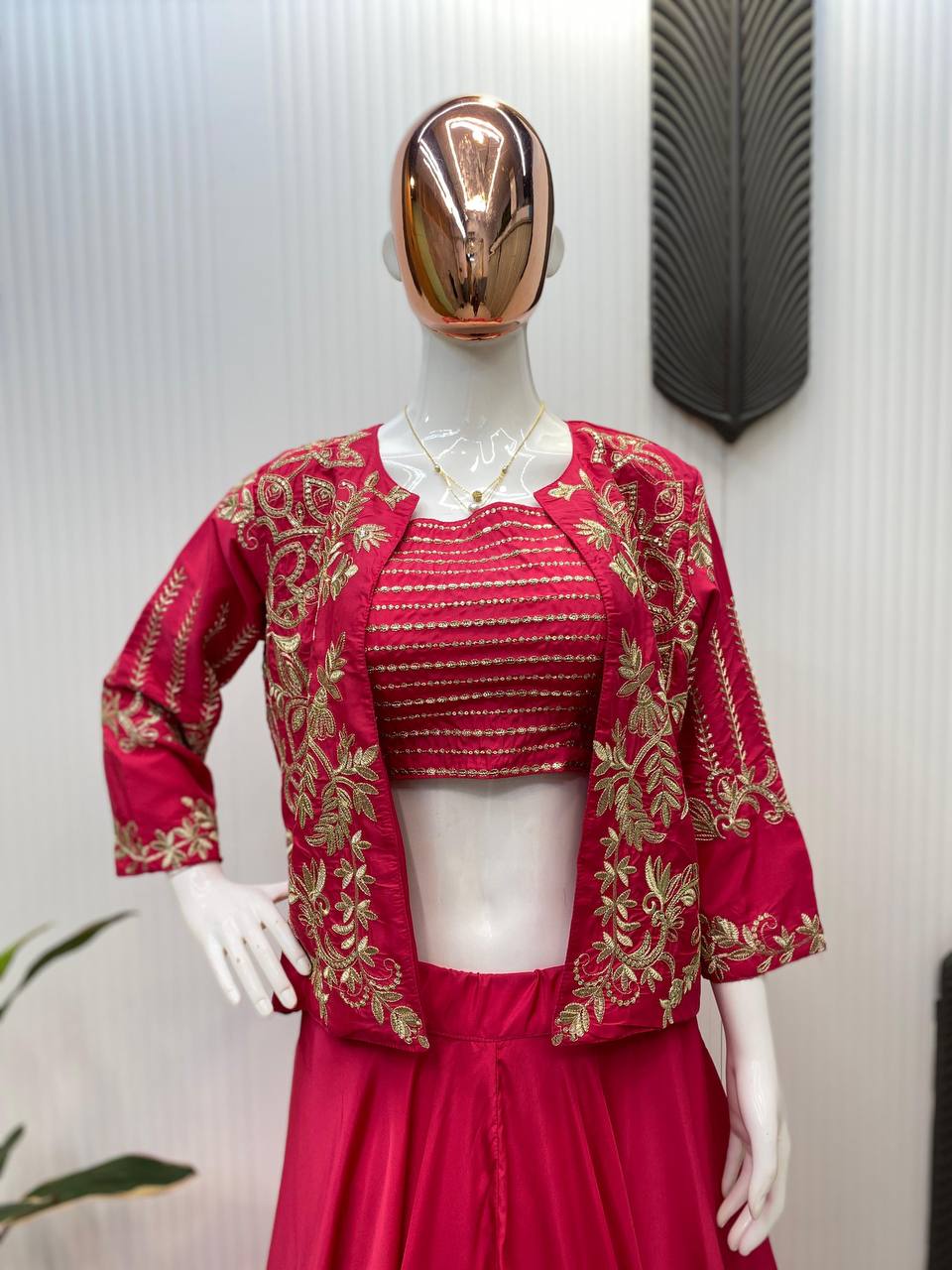 पार्टी वियर लुक डिज़ाइनर लहंगा चोली और कोटी