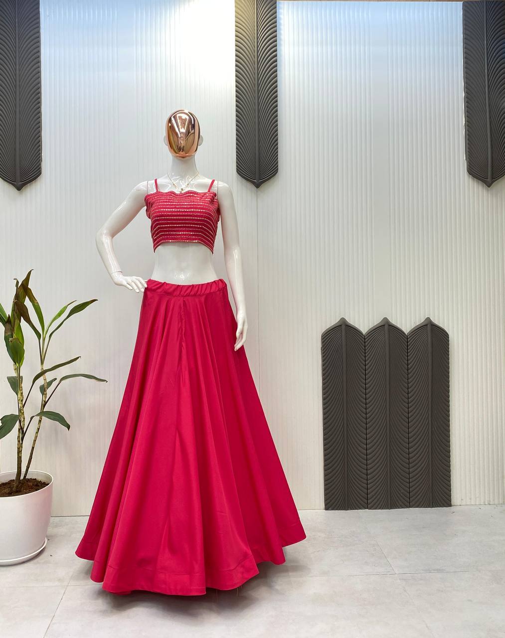 पार्टी वियर लुक डिज़ाइनर लहंगा चोली और कोटी