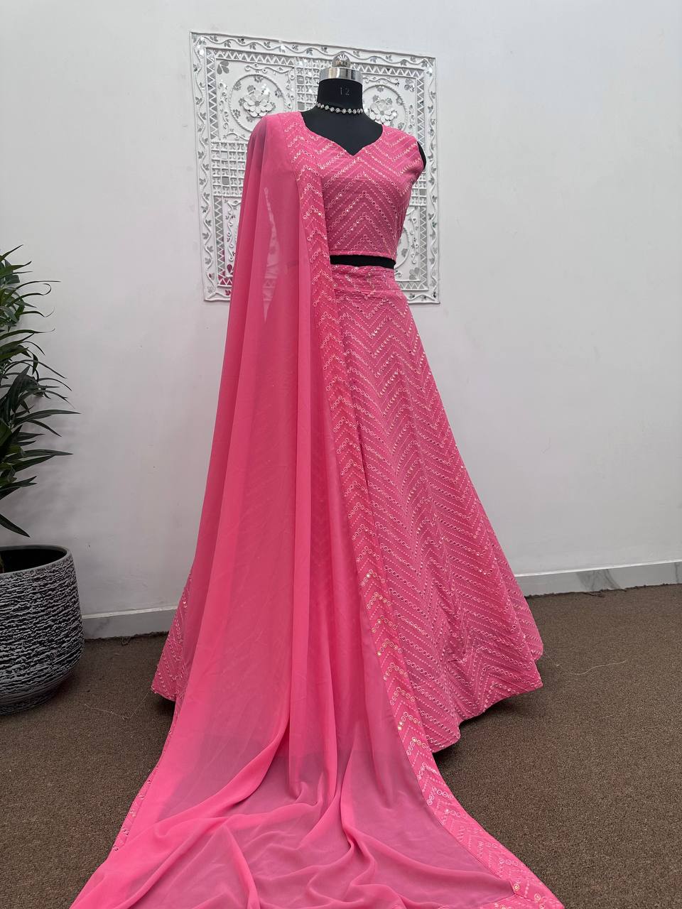 कढ़ाई अनुक्रम कार्य के साथ पार्टी पहनने सुंदर लहंगा चोली 