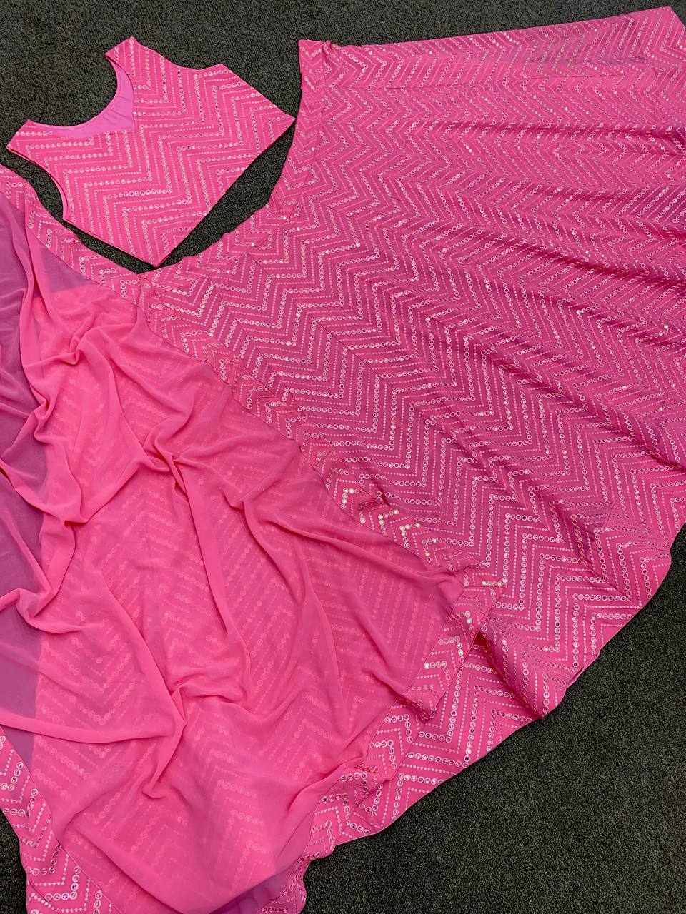 कढ़ाई अनुक्रम कार्य के साथ पार्टी पहनने सुंदर लहंगा चोली 